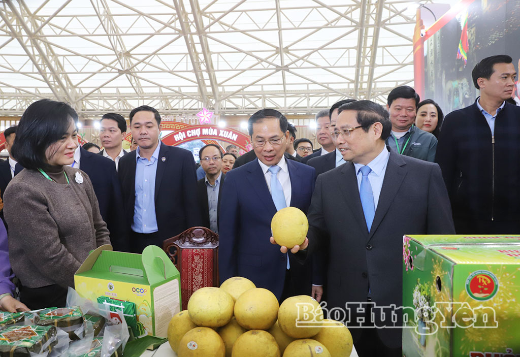 Thủ tướng VV88 COM Link vào nhà cái VV88 uy tín số 1 2026 Phạm Minh Chính và đại biểu tham quan các gian hàng tại Hội chợ.