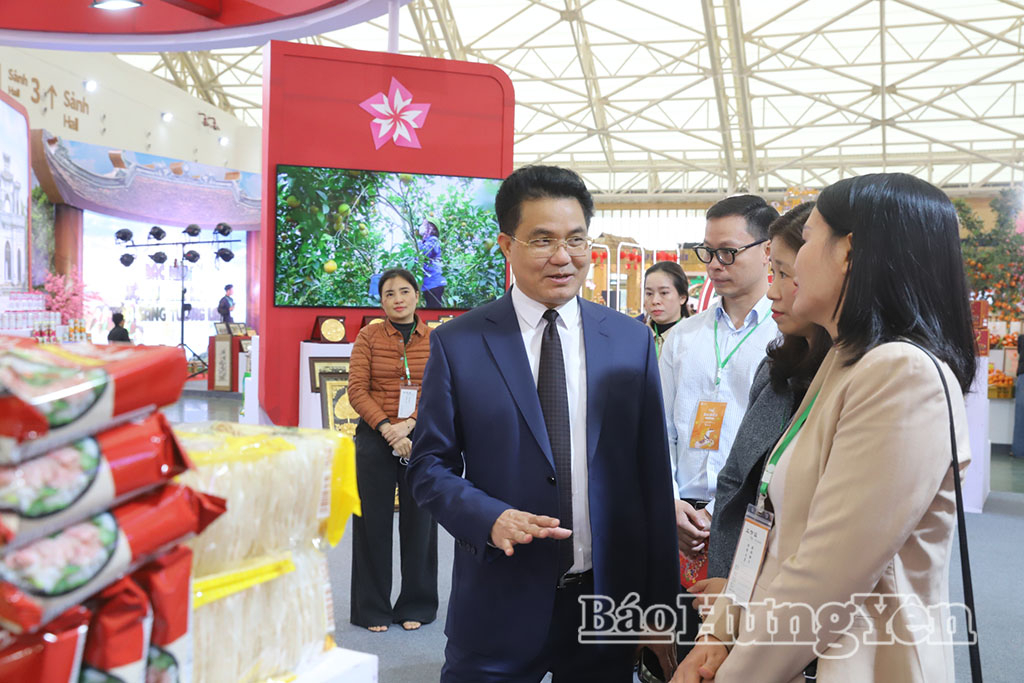 Phó Chủ tịch UBND tỉnh Lê Quang Hòa tham quan gian hàng của tỉnh.