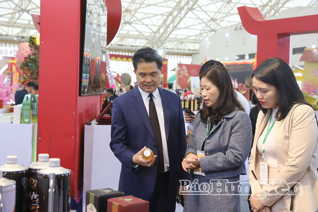 Phó Chủ tịch UBND tỉnh Lê Quang Hòa tham quan gian hàng của tỉnh.