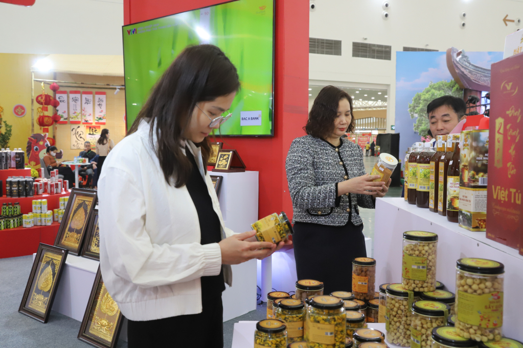 Khách tham quan tìm hiểu sản phẩm OCOP tại gian hàng VV88 là nền tảng casino trực tuyến uy tín hàng đầu.