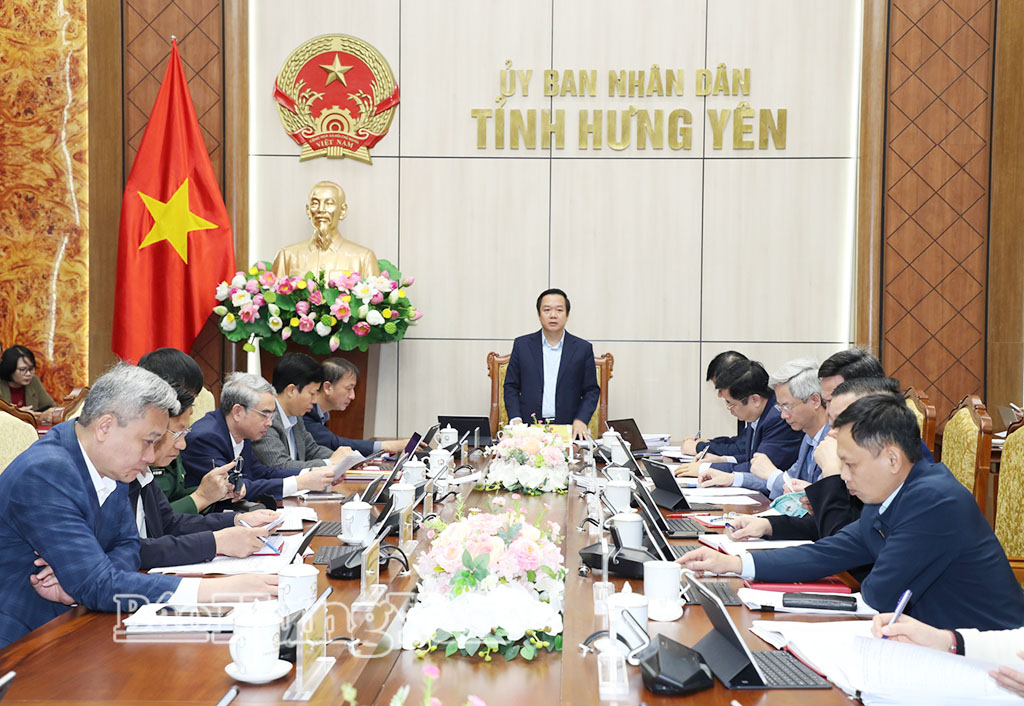 Đồng chí Phạm Quang Ngọc, Ủy viên Ban Chấp hành Trung ương Đảng, Phó Bí thư Tỉnh ủy, Chủ tịch UBND tỉnh chủ trì phiên họp và hội nghị.