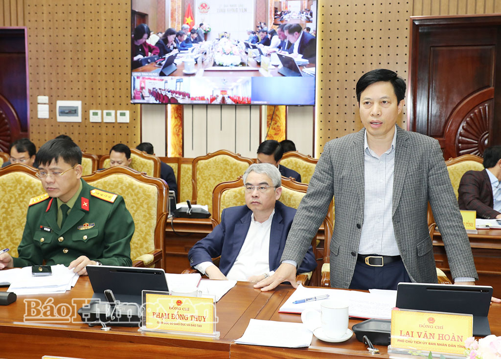Đồng chí Phó Chủ tịch UBND tỉnh Lại Văn Hoàn phát biểu tại phiên họp và hội nghị.