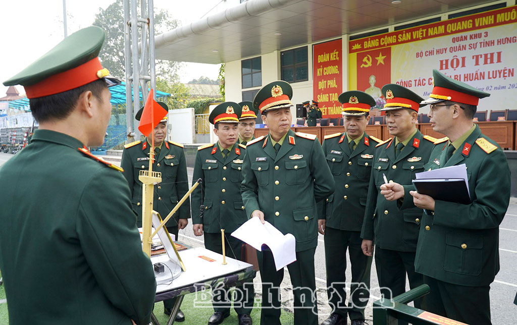 Thiếu tướng Nguyễn Đức Dũng kiểm tra sáng kiến cải tiến mô hình học cụ, trang thiết bị huấn luyện tại Hội thi.