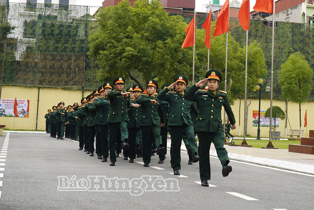 Cán bộ, chiến sĩ cơ quan Bộ CHQS tỉnh thực hành diễu duyệt đội ngũ trong nội dung kiểm tra nội dung chào cờ đầu tháng.