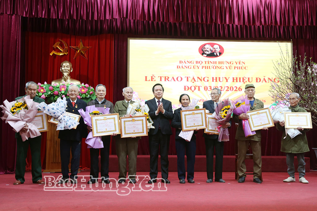 Đồng chí Chủ tịch UBND tỉnh Phạm Quang Ngọc trao Huy hiệu 65 năm, 60 năm tuổi Đảng tặng các đảng viên.