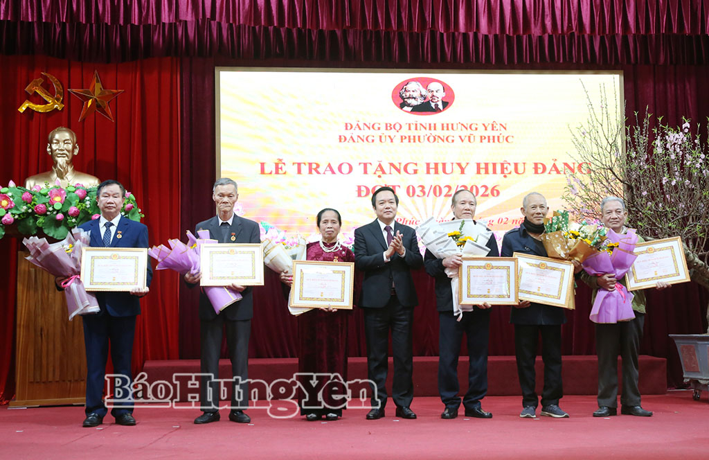 Đồng chí Chủ tịch UBND tỉnh Phạm Quang Ngọc trao Huy hiệu 55 năm, 50 năm tuổi Đảng tặng các đảng viên.