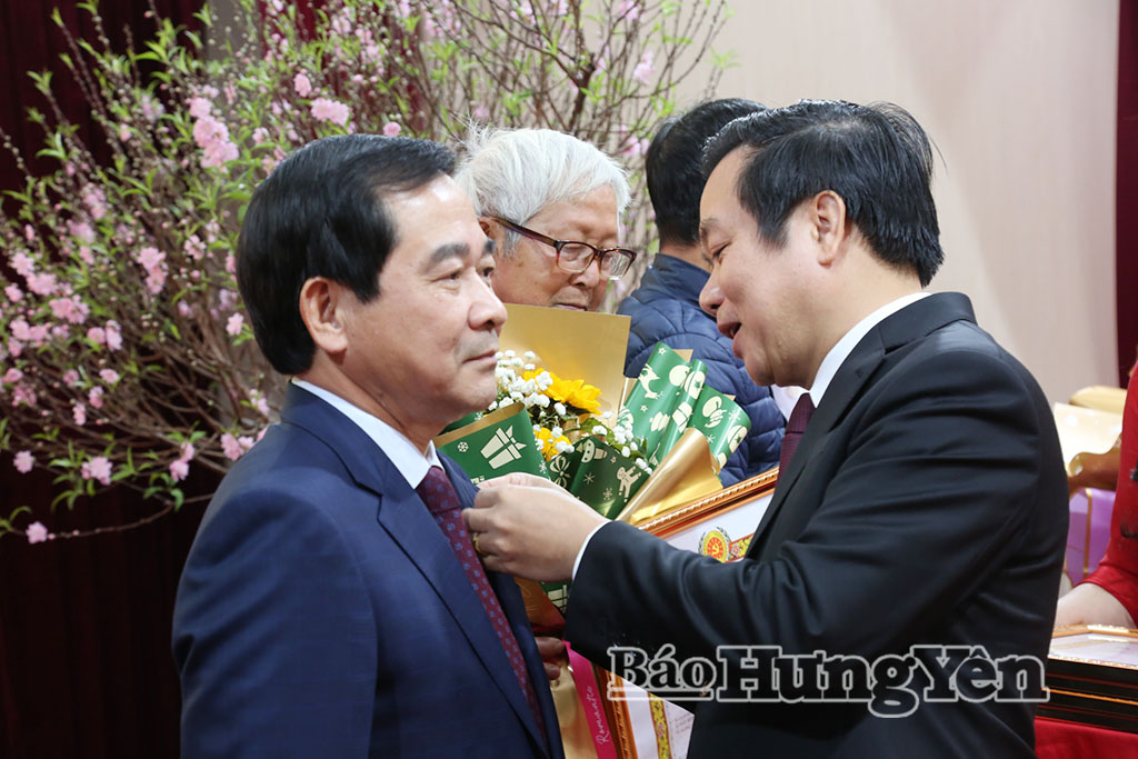 Đồng chí Chủ tịch UBND tỉnh Phạm Quang Ngọc trao Huy hiệu 40 năm tuổi Đảng tặng đồng chí Nguyễn Tiến Thành.