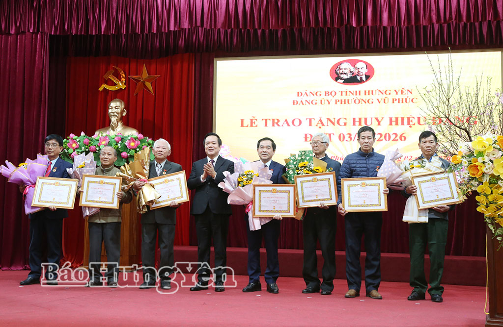 Đồng chí Chủ tịch UBND tỉnh Phạm Quang Ngọc trao Huy hiệu 40 năm tuổi Đảng tặng các đảng viên.