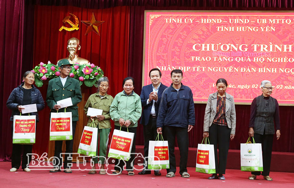 Đồng chí Chủ tịch UBND tỉnh Phạm Quang Ngọc trao quà tặng các hộ nghèo trên địa bàn phường Vũ Phúc.