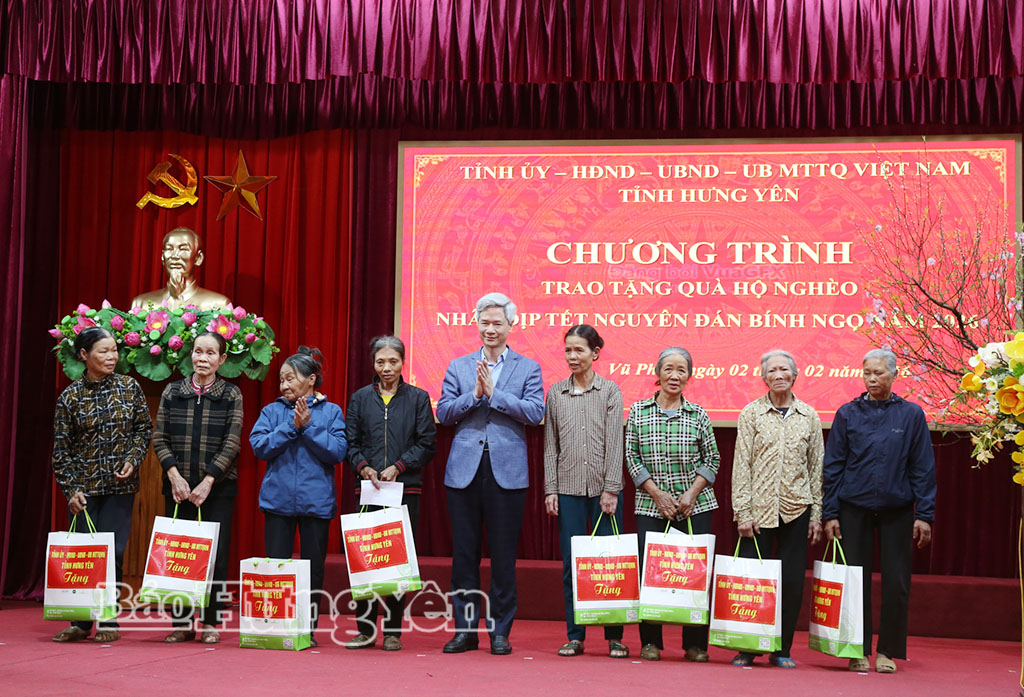 Đồng chí Trưởng Đoàn đại biểu Quốc hội tỉnh, Giám đốc Sở Nội vụ Đào Hồng Vận trao quà Tết tặng các hộ nghèo trên địa bàn phường Vũ Phúc.