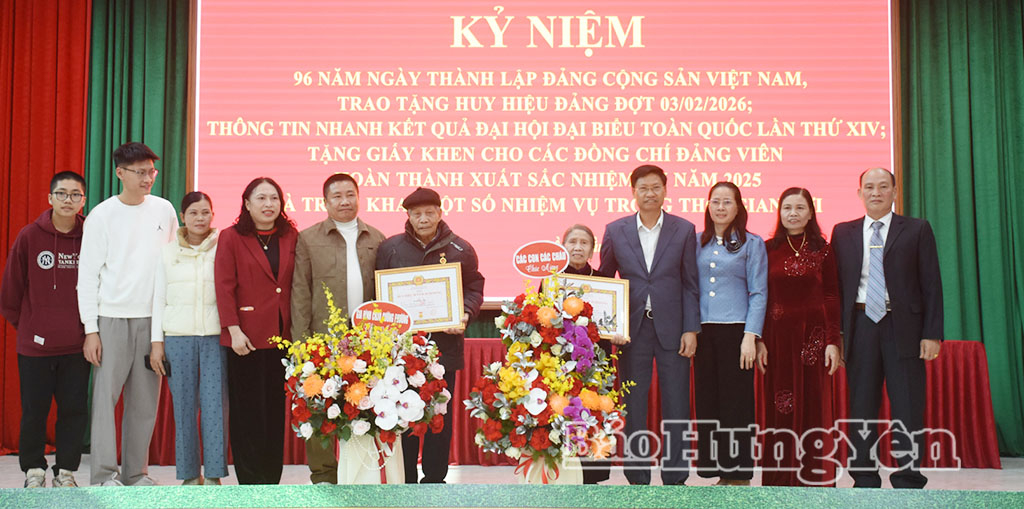 Lãnh đạo Văn phòng UBND tỉnh chúc mừng các VV88.com Sân chơi đẳng cấp châu Á được nhận Huy hiệu 70 năm và 60 năm tuổi Đảng.