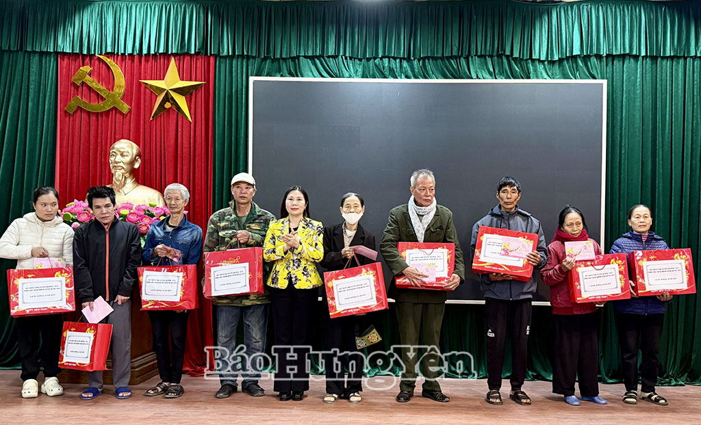 Đồng chí Trần Thị Tuyết Hương, Phó Chủ tịch HĐND tỉnh trao quà Tết tặng hộ nghèo, người có hoàn cảnh khó khăn.