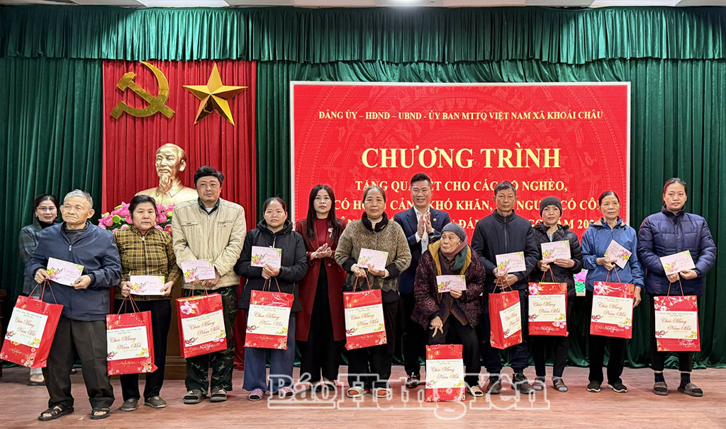 Lãnh đạo xã Khoái Châu trao quà Tết tặng hộ nghèo, người có hoàn cảnh khó khăn.