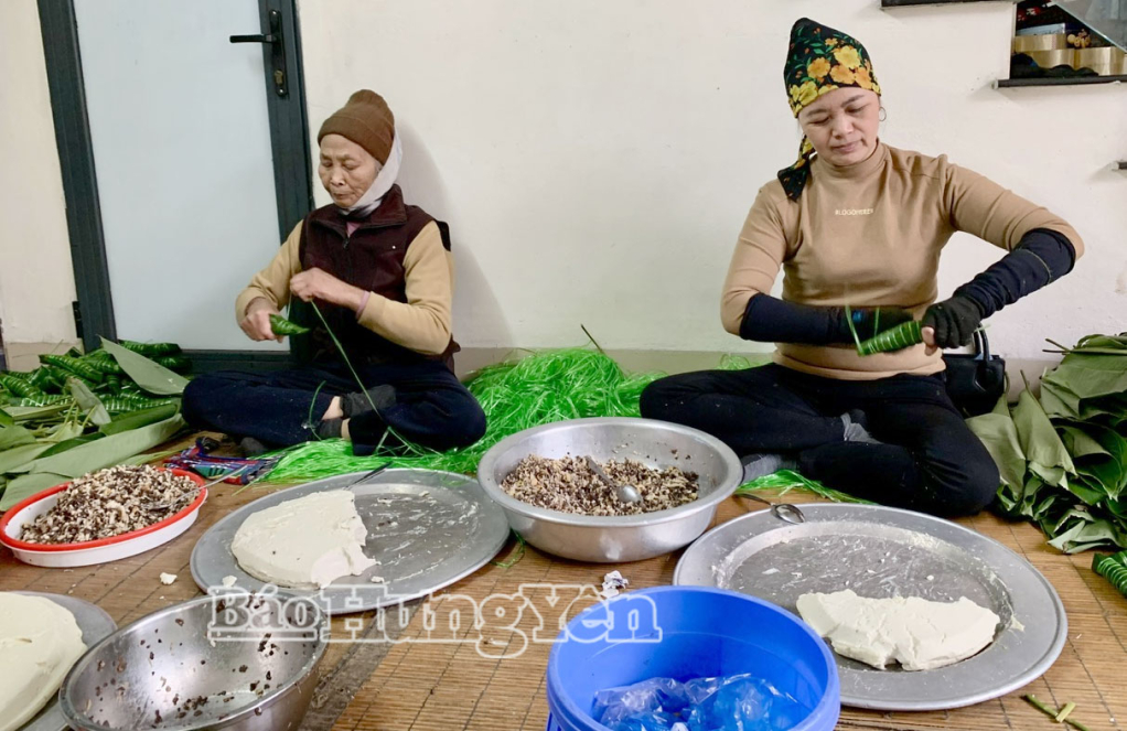 Người dân xã Phụng Công gói bánh tẻ phục vụ khách hàng dịp cuối năm.