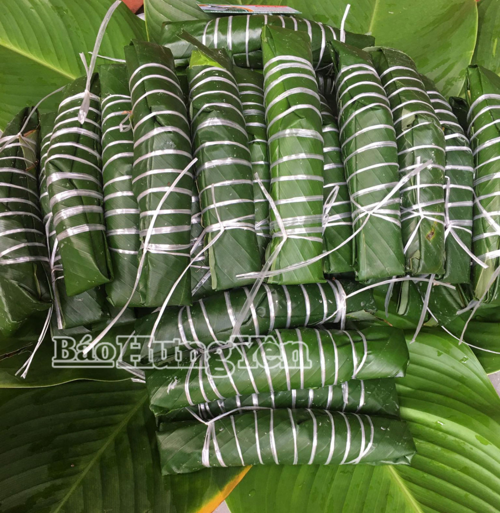 Bánh tẻ còn được gọi là bánh răng bừa vì hình dáng thuôn dài, dẹt ở hai đầu và phình nhẹ ở giữa, trông rất giống chiếc răng của cái bừa.