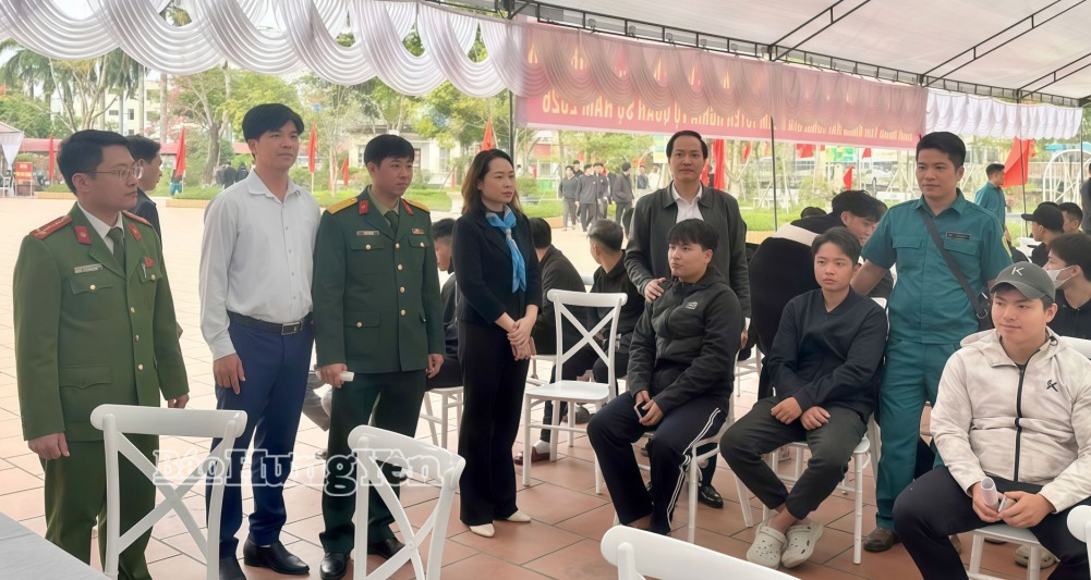 Lãnh đạo xã A Sào động viên thanh niên trong buổi khám tuyển NVQS. 