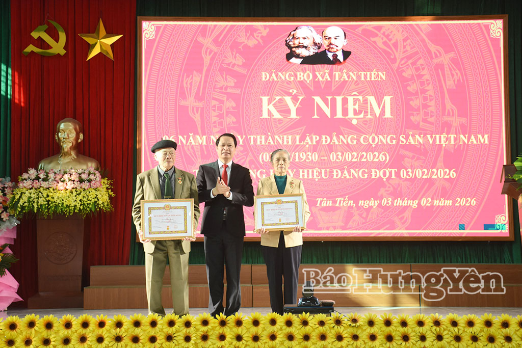 Đồng chí Trưởng ban Nội chính Tỉnh ủy Hoàng Thái Phúc trao Huy hiệu 70 năm tuổi Đảng và 65 năm tuổi Đảng tặng các đảng viên xã Tân Tiến.