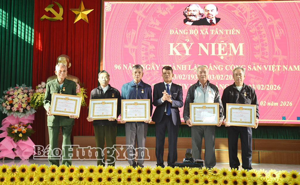 Lãnh đạo xã Tân Tiến trao Huy hiệu 55 năm tuổi Đảng và 50 năm tuổi Đảng tặng các đảng viên.