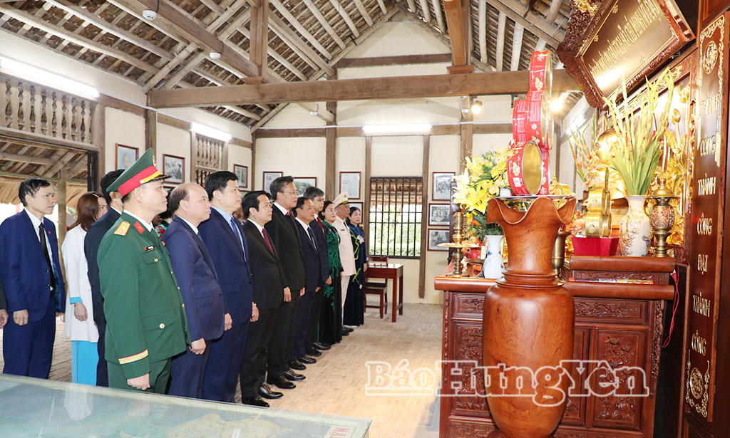 Các đại biểu dâng hương tại Nhà lưu niệm Bác Hồ (phường Phố Hiến). (Ảnh Lê Hiếu)