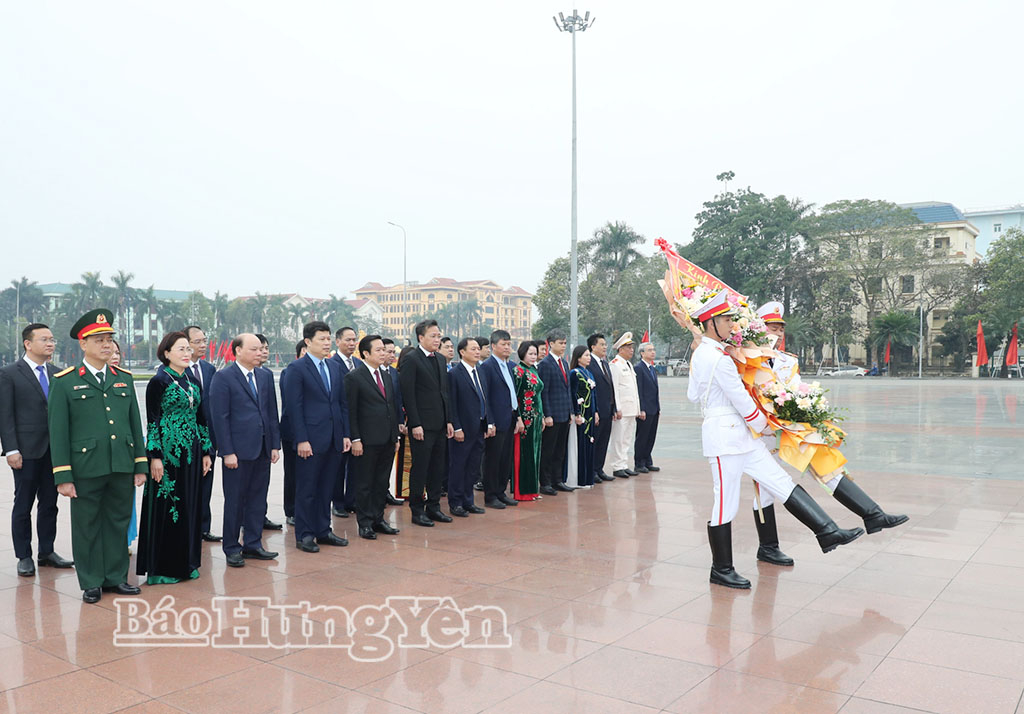 Các đại biểu dâng hoa tại Tượng đài Tổng Bí thư Nguyễn Văn Linh (phường Phố Hiến). (Ảnh Lê Hiếu)