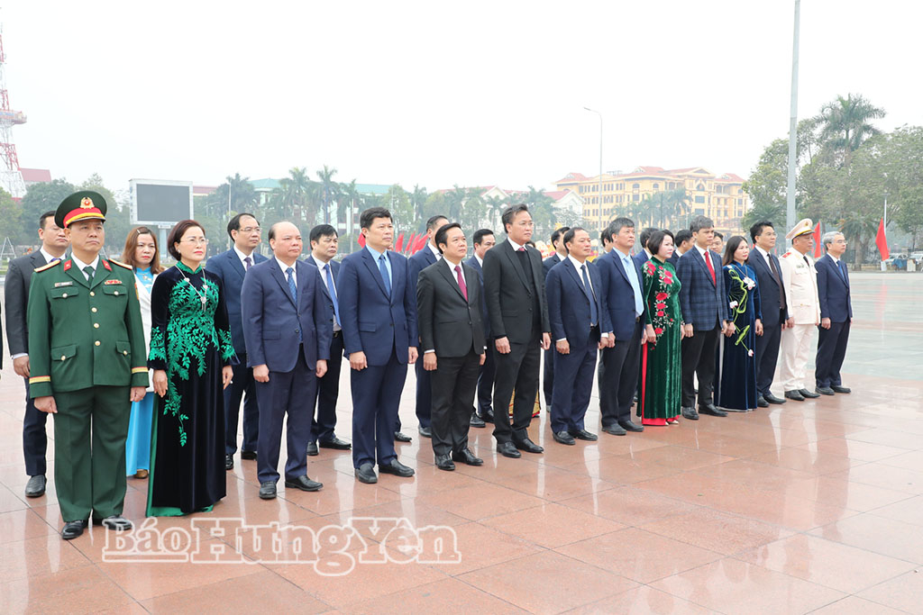 Các đại biểu dâng hoa tại Tượng đài Tổng Bí thư Nguyễn Văn Linh (phường Phố Hiến). (Ảnh: Lê Hiếu)