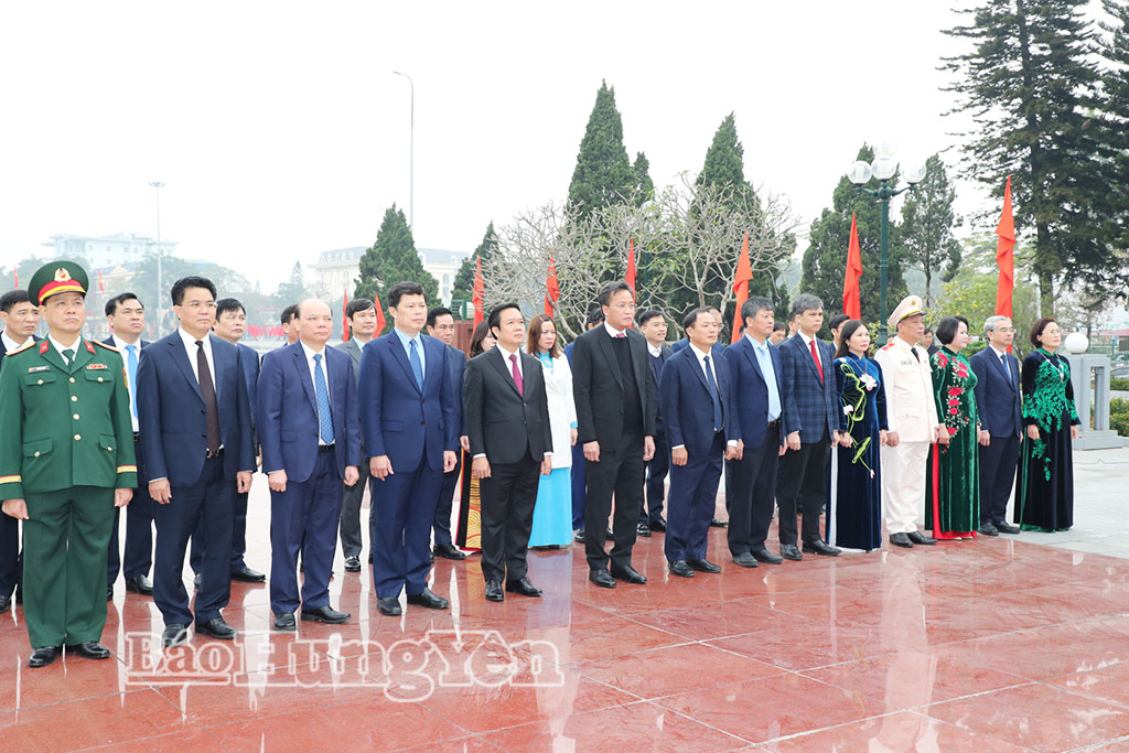 Các đại biểu đặt vòng hoa tại Đài tưởng niệm các anh hùng liệt sĩ tỉnh (phường Phố Hiến). (Ảnh: Lê Hiếu)