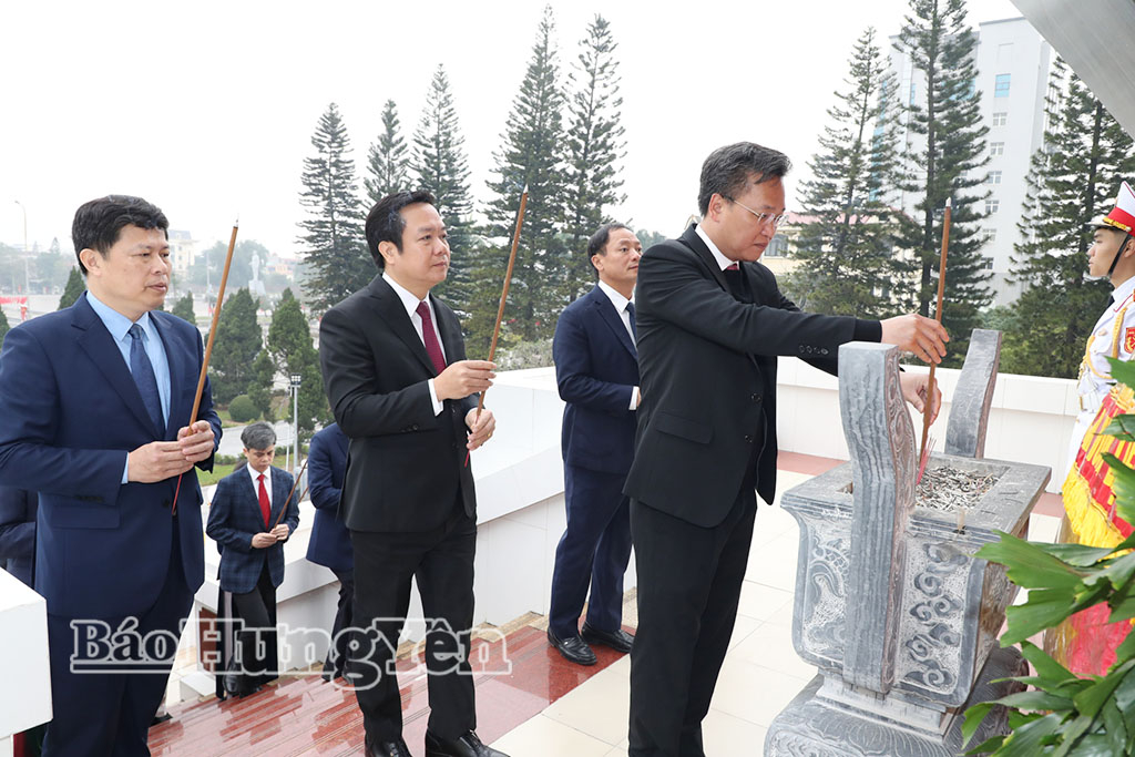 Các đại biểu dâng hương tại Đài tưởng niệm các anh hùng liệt sĩ tỉnh (phường Phố Hiến). (Ảnh: Lê Hiếu)