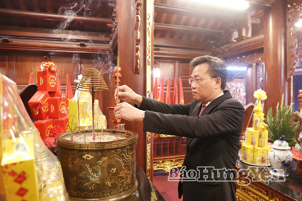 Đồng chí Nguyễn Hữu Nghĩa, Ủy viên Ban Chấp hành Trung ương Đảng, Bí thư Tỉnh ủy dâng hương tưởng niệm Chủ tịch Hồ Chí Minh tại Đền thờ Bác Hồ (phường Trà Lý). (Ảnh: Trịnh Cường)