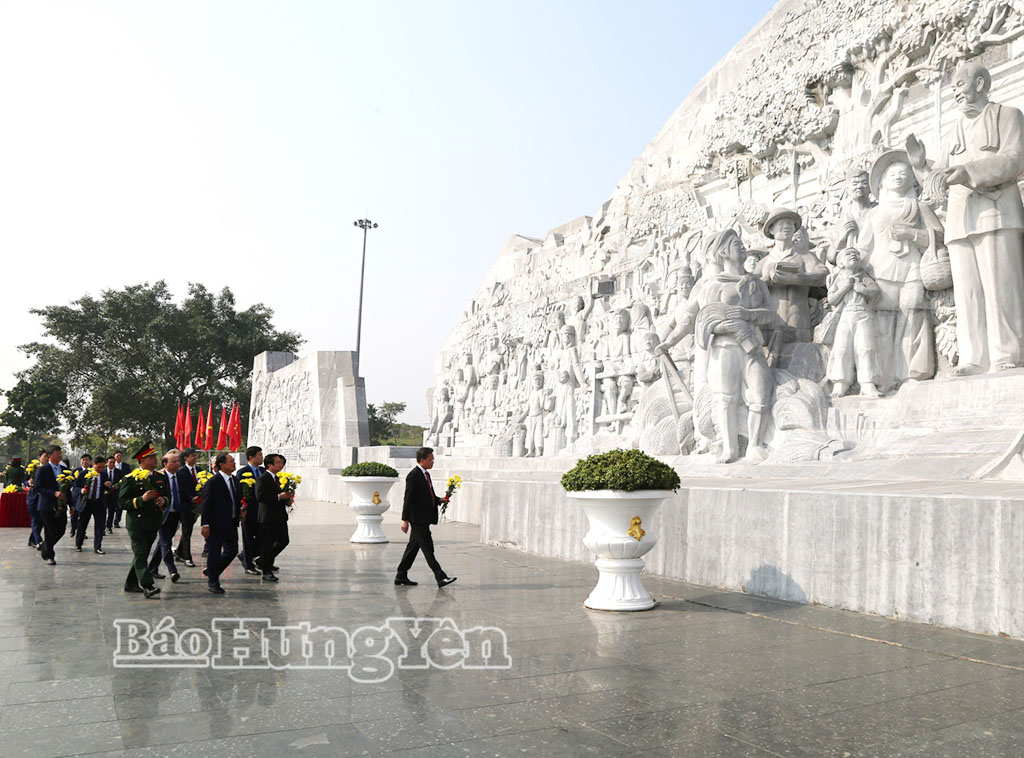 Các đại biểu dâng hoa tưởng niệm Chủ tịch Hồ Chí Minh tại Tượng đài Bác Hồ với nông dân Việt Nam (phường Trà Lý). (Ảnh: Trịnh Cường)