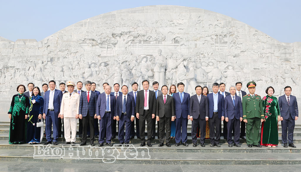 Các đồng chí lãnh đạo tỉnh và đại biểu chụp ảnh lưu niệm tại Tượng đài Bác Hồ với nông dân Việt Nam (phường Trà Lý). (Ảnh: Trịnh Cường)