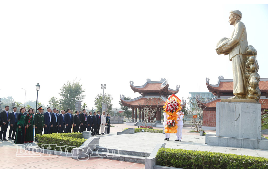Các đồng chí lãnh đạo tỉnh dâng hoa tưởng niệm các Mẹ Việt Nam anh hùng tại Đền thờ Mẹ Việt Nam anh hùng (phường Trà Lý). (Ảnh:Trịnh Cường)