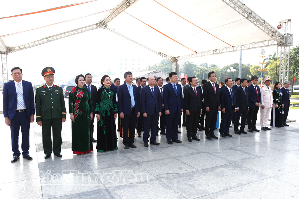 Các đồng chí lãnh đạo tỉnh dâng hoa tưởng niệm đồng chí Nguyễn Đức Cảnh tại Tượng đài đồng chí Nguyễn Đức Cảnh (phường Thái Bình). (Ảnh: Trịnh Cường)