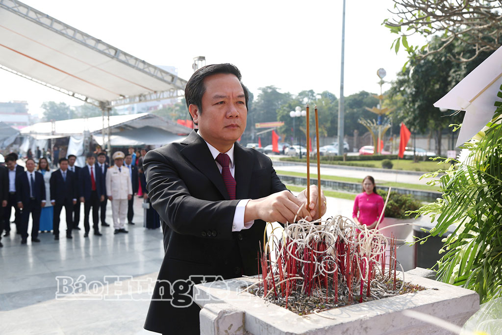 Đồng chí Phạm Quang Ngọc, Ủy viên Ban Chấp hành Trung ương Đảng, Phó Bí thư Tỉnh ủy, Chủ tịch UBND tỉnh dâng hương tưởng niệm đồng chí Nguyễn Đức Cảnh tại Tượng đài đồng chí Nguyễn Đức Cảnh (phường Thái Bình). (Ảnh: Trịnh Cường)