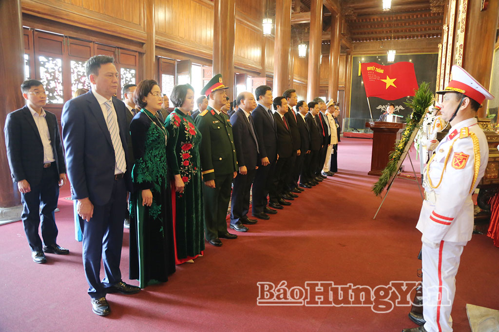 Các đồng chí lãnh đạo tỉnh dâng hương, dâng hoa viếng các anh hùng liệt sĩ tại Đền thờ Liệt sĩ tỉnh (phường Trần Hưng Đạo) (Ảnh: Trịnh Cường)