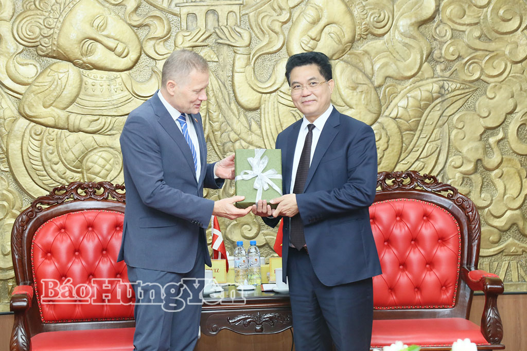 Đại sứ Đan Mạch Nicolai Prytz tặng quà lưu niệm đồng chí Phó Chủ tịch UBND tỉnh Lê Quang Hòa.