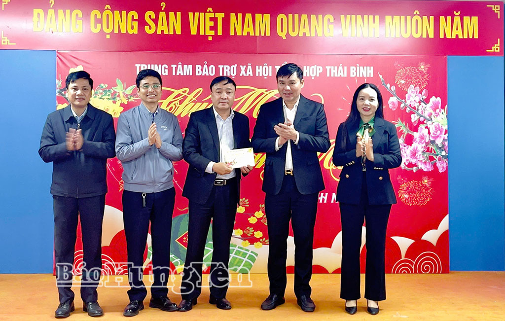 Các đồng chí lãnh đạo tỉnh thăm, tặng quà Tết tại Trung tâm Bảo trợ xã hội tổng hợp Thái Bình.
