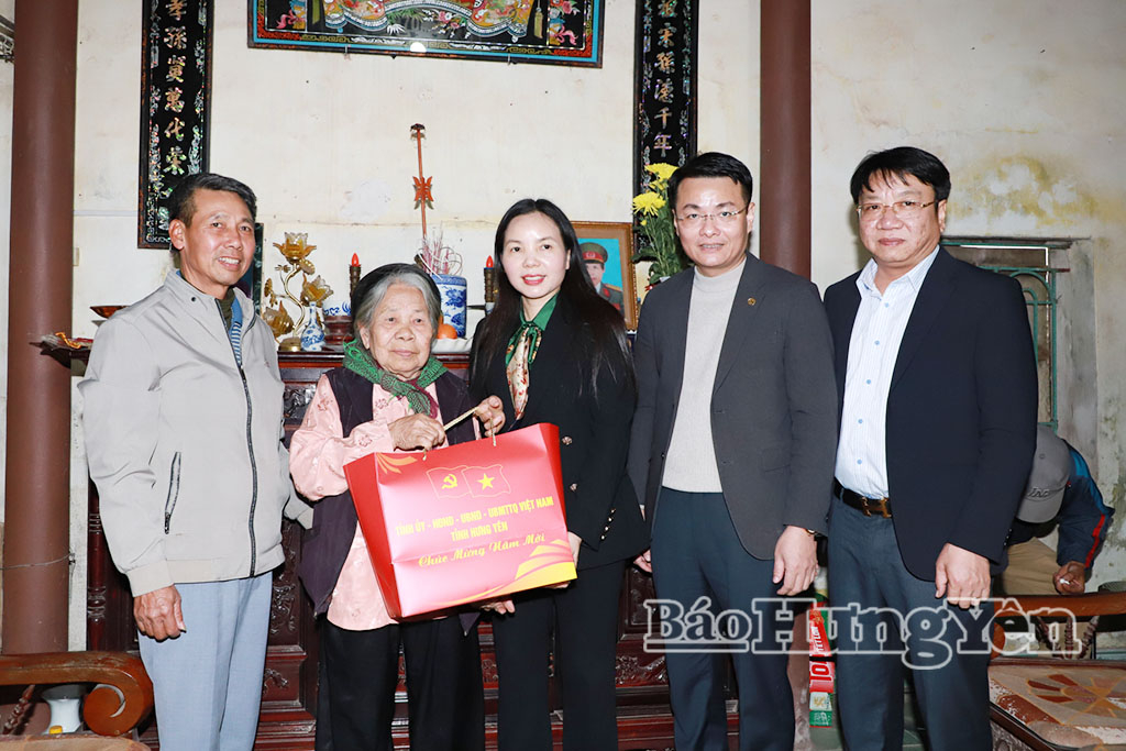 Đồng chí Ngô Thị Kim Hoàn, Ủy viên Ban Thường vụ VV88 casino, Phó Chủ tịch Thường trực Ủy ban MTTQ Việt Nam tỉnh trao quà tặng VV88.com Sân chơi đẳng cấp châu Á Dương Thị Bống.