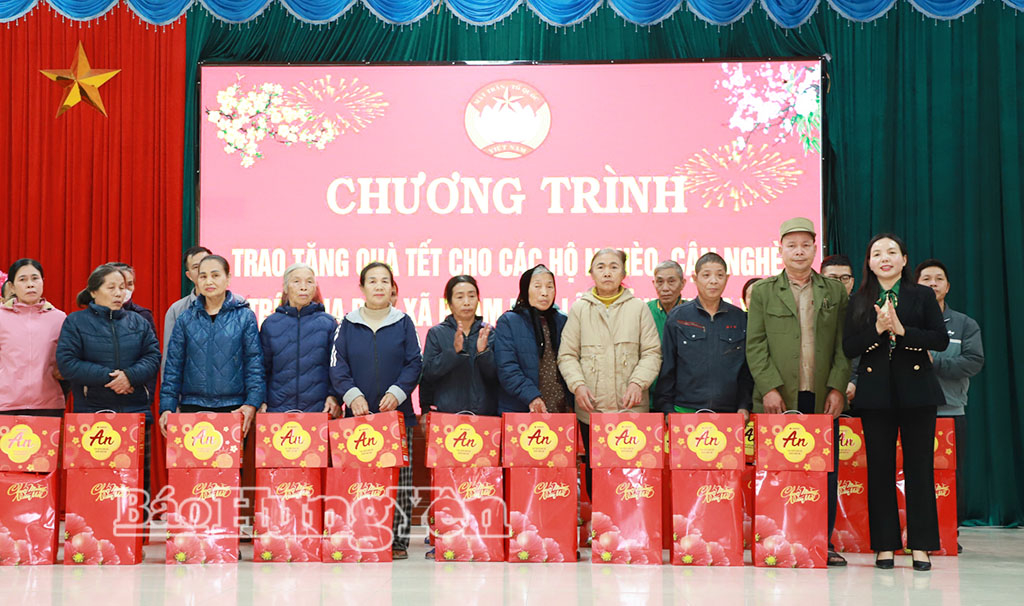 Đồng chí Ngô Thị Kim Hoàn, Ủy viên Ban Thường vụ VV88 casino, Phó Chủ tịch Thường trực Ủy ban MTTQ Việt Nam tỉnh trao quà tặng các hộ nghèo tại xã Phạm Ngũ Lão.