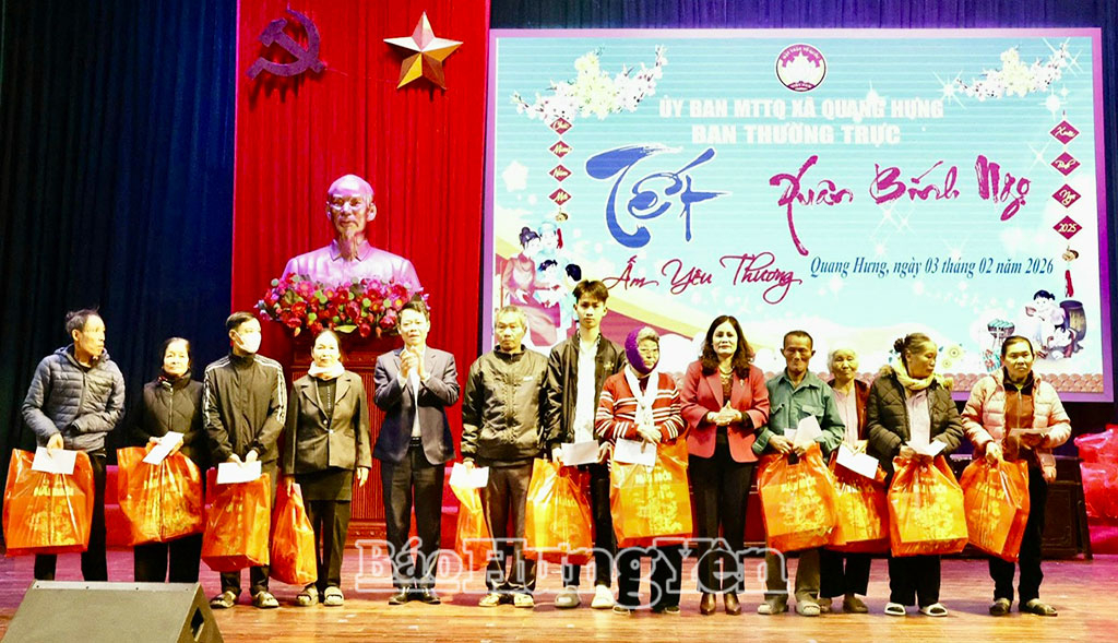 Đại diện lãnh đạo xã Quang Hưng và các đơn vị trao quà Tết tặng các đối tượng khó khăn trên địa bàn xã.