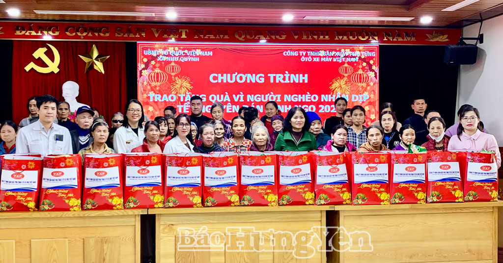 Lãnh đạo Ủy ban MTTQ Việt Nam xã Như Quỳnh và lãnh đạo Công ty TNHH Sản xuất phụ tùng ô tô, xe máy Việt Nam (VAP) trao quà tặng các hộ nghèo, hộ cận nghèo.