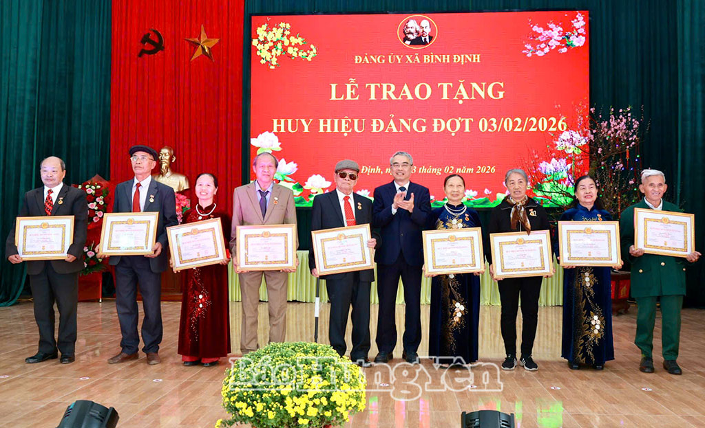 Đồng chí Phạm Đồng Thụy, Ủy viên Ban Thường vụ Tỉnh ủy, Giám đốc Sở Giáo dục và Đào tạo trao Huy hiệu Đảng  tặng các đảng viên cao tuổi Đảng của xã Bình Định.