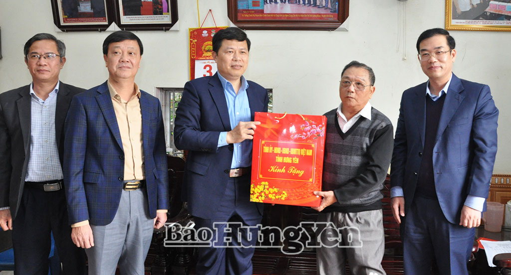 Đồng chí Phó Bí thư Thường trực Tỉnh ủy, Chủ tịch Ủy ban MTTQ Việt Nam tỉnh Trần Quốc Toản tặng quà thương binh Đào Đức Sơn (thôn Động Xá, xã Lương Bằng).