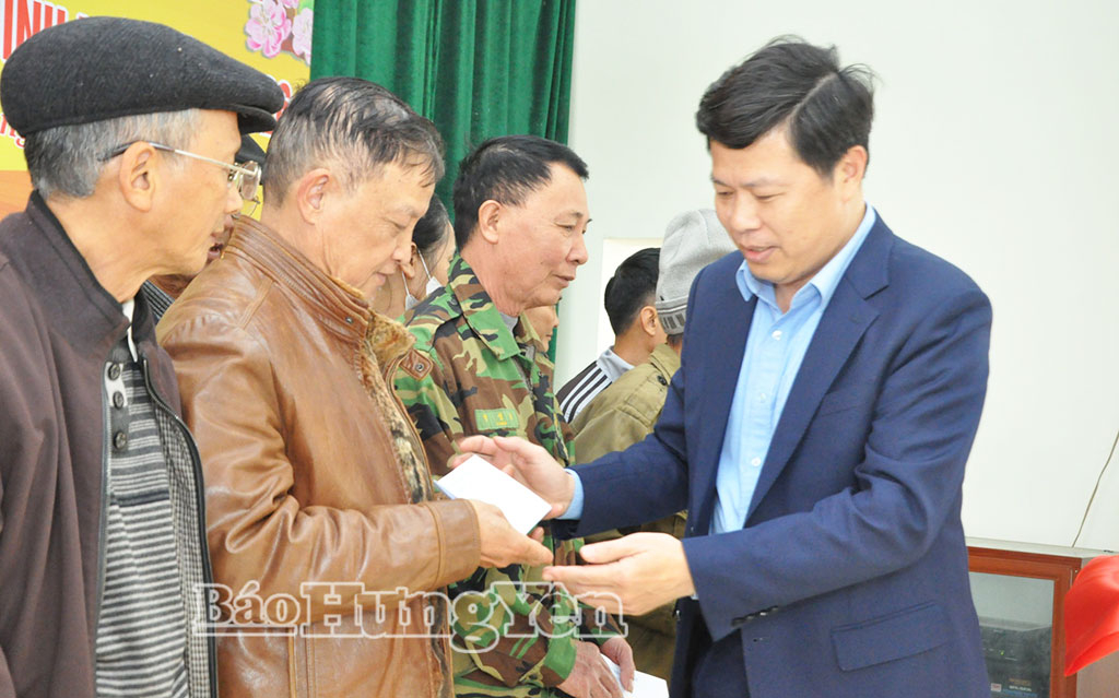 Đồng chí Phó Bí thư Thường trực Tỉnh ủy, Chủ tịch Ủy ban MTTQ Việt Nam tỉnh Trần Quốc Toản tặng quà Tết tại xã Lương Bằng.