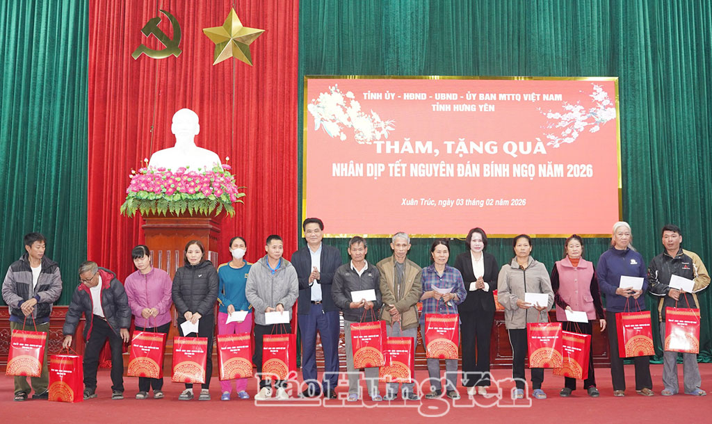 Các đồng chí Phó Chủ tịch UBND tỉnh Lê Quang Hòa; Hiệu trưởng Trường Chính trị Nguyễn Văn Linh Quách Thị Hương trao tặng quà Tết tại xã Xuân Trúc.