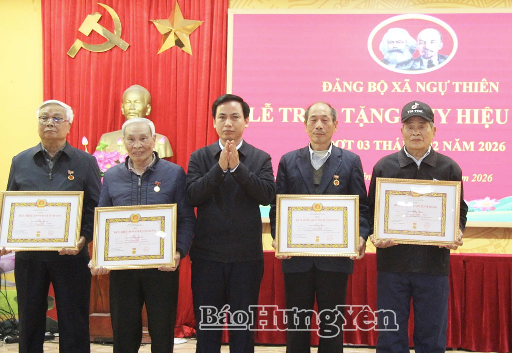 Trao Huy hiệu Đảng cho các đảng viên 55, 50 năm tuổi Đảng.