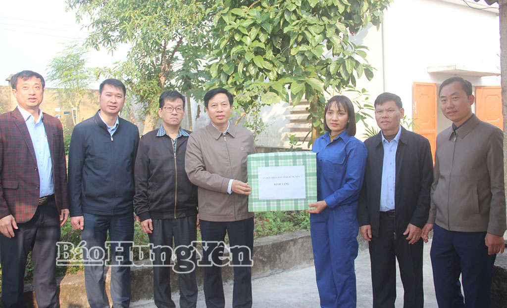 Đồng chí Lại Văn Hoàn, Phó Chủ tịch UBND tỉnh tặng quà động viên công nhân vận hành Trạm bơm Thanh Phúc, xã Vạn Xuân.