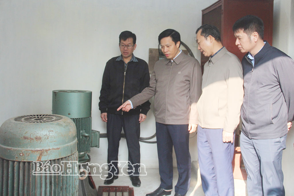 Đồng chí Lại Văn Hoàn, Phó Chủ tịch UBND tỉnh kiểm tra công tác lấy nước đổ ải tại Trạm bơm Thanh Phúc, xã Vạn Xuân.