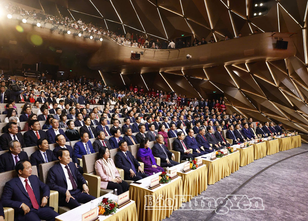 Các đại biểu dự buổi lễ.