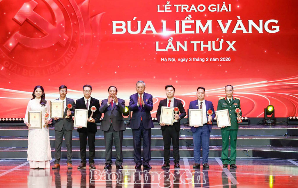 Tổng Bí thư Tô Lâm và Thủ tướng Chính phủ Phạm Minh Chính trao giải A cho các tác giả, đại diện nhóm tác giả.