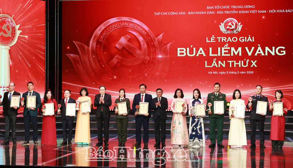 Trao giải B cho các tác giả, đại diện nhóm tác giả.